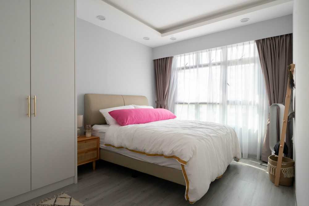 Modern Bedroom with Vinyl Flooring and Drop Ceiling
