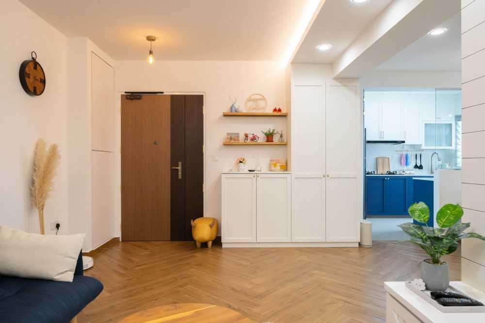 Modern Entryway with Seating Bench and Shoe Rack