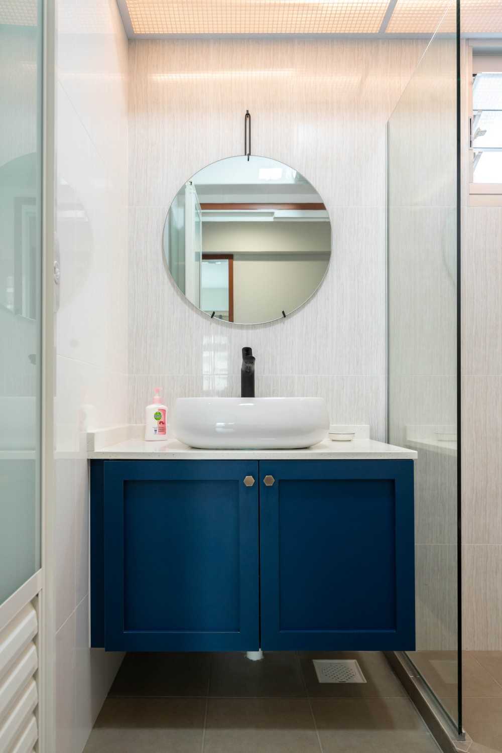 Modern Bathroom with Mirror and Shower Screen