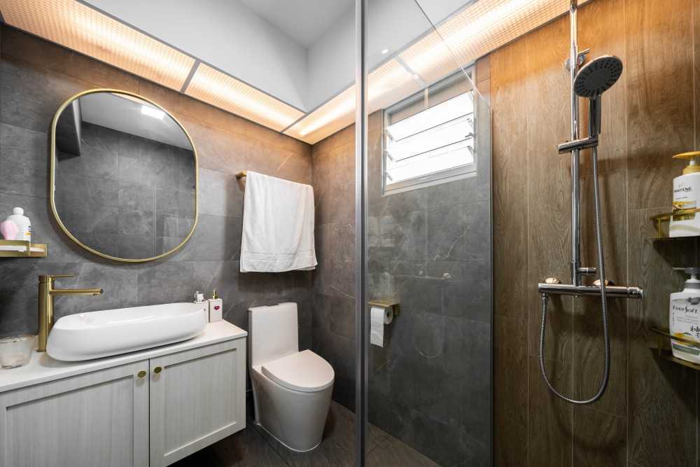 Modern Bathroom with Homogeneous Tiles and Shower Screen