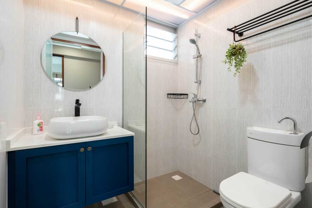 Modern Bathroom with Homogeneous Tiles and Mirror