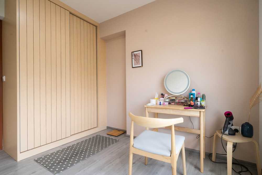 Modern Walk-in Wardrobe with Mirror and Wardrobe