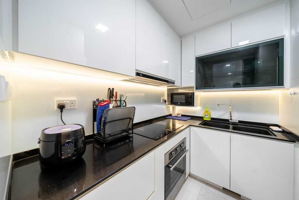 Contemporary Kitchen with Homogeneous Tiles and Kitchen Backsplash