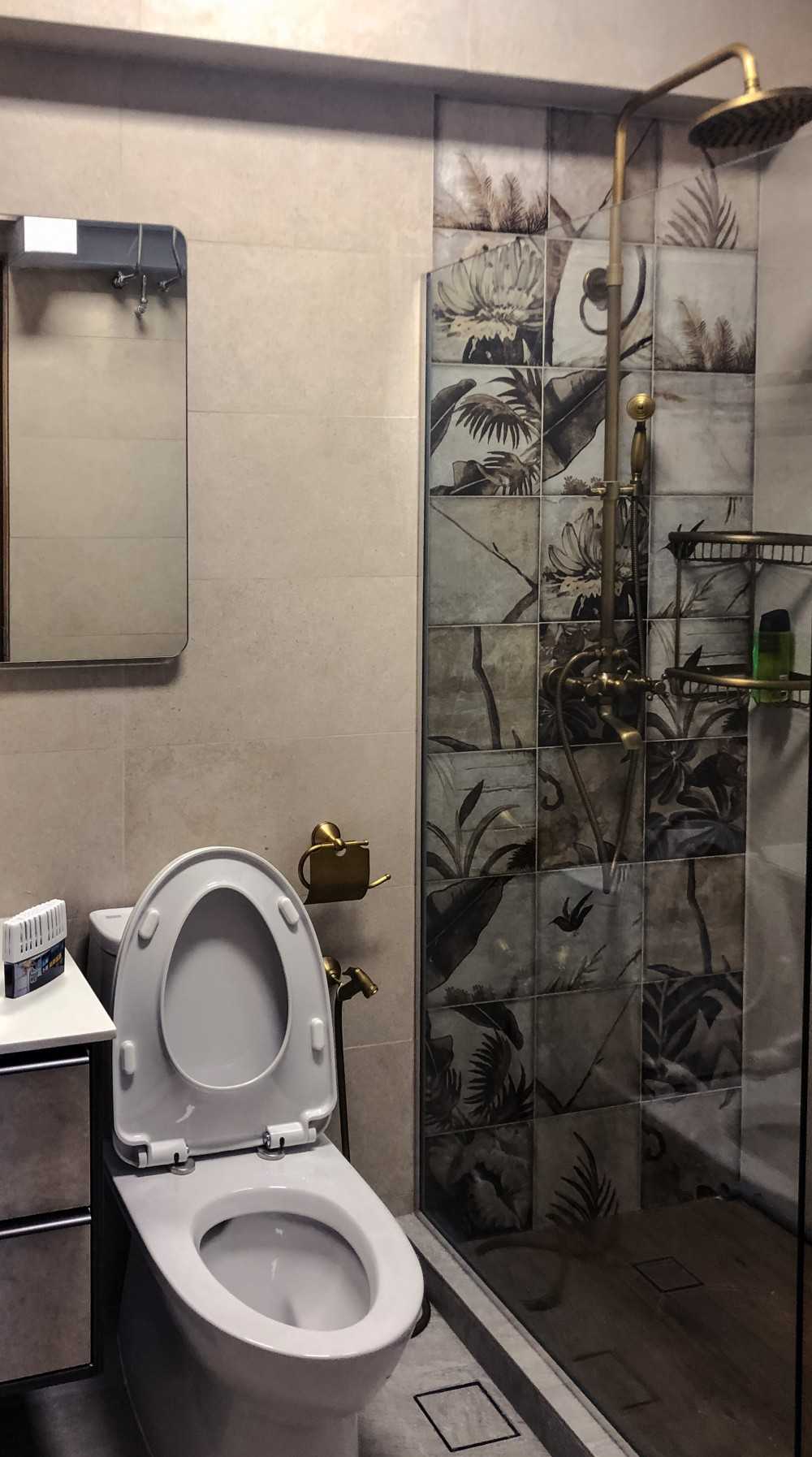 Scandinavian Bathroom with Mirror and Shower Screen