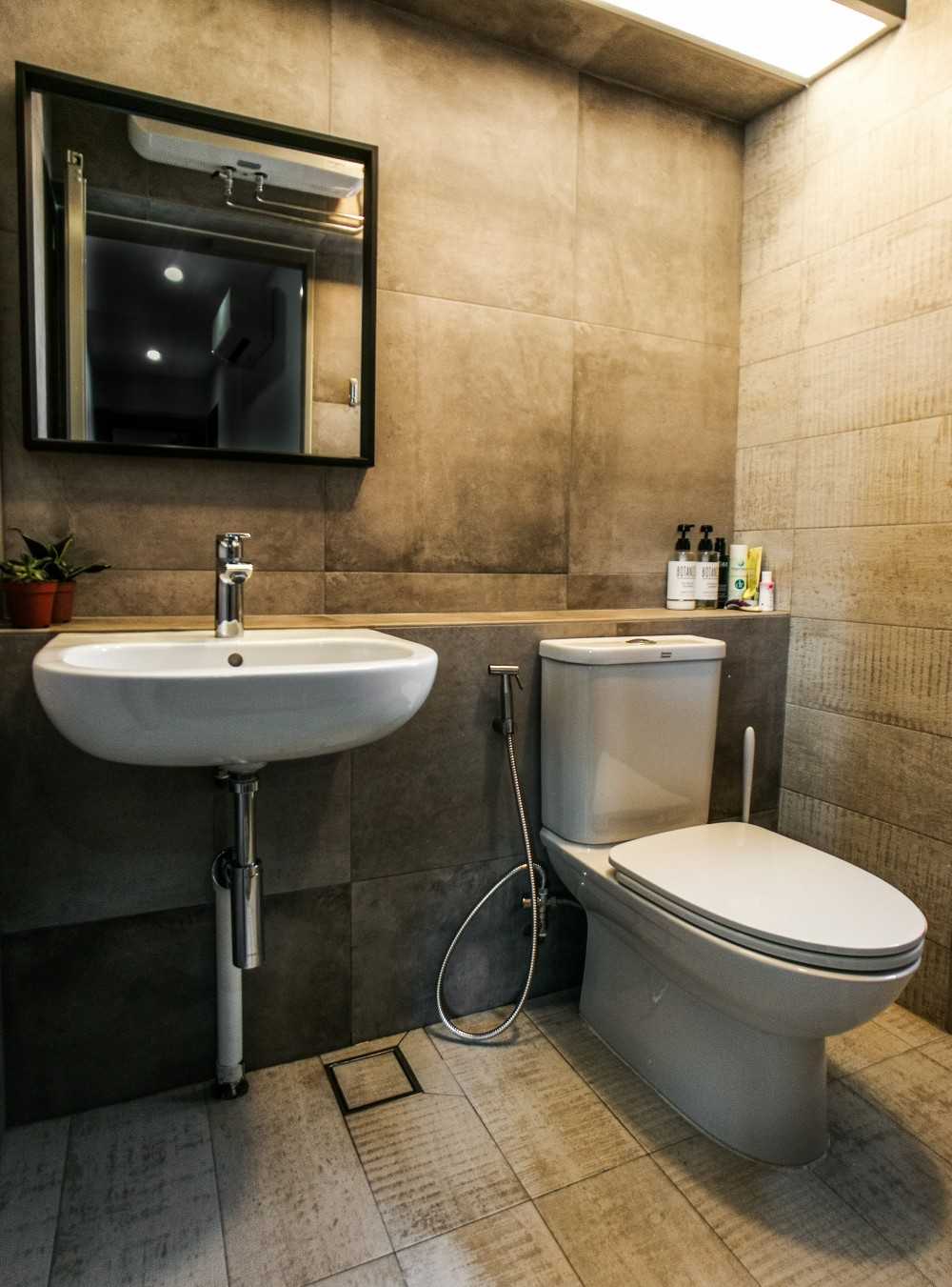 Scandinavian Bathroom with Homogeneous Tiles and Mirror