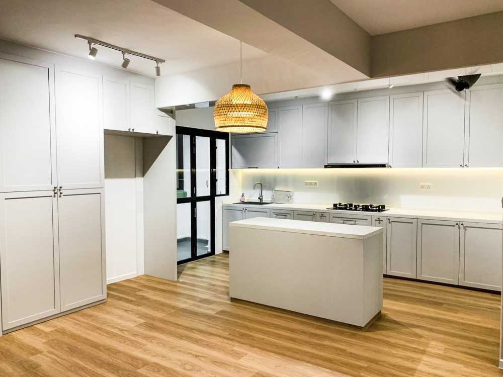 Contemporary Kitchen with Vinyl Flooring and Kitchen Island