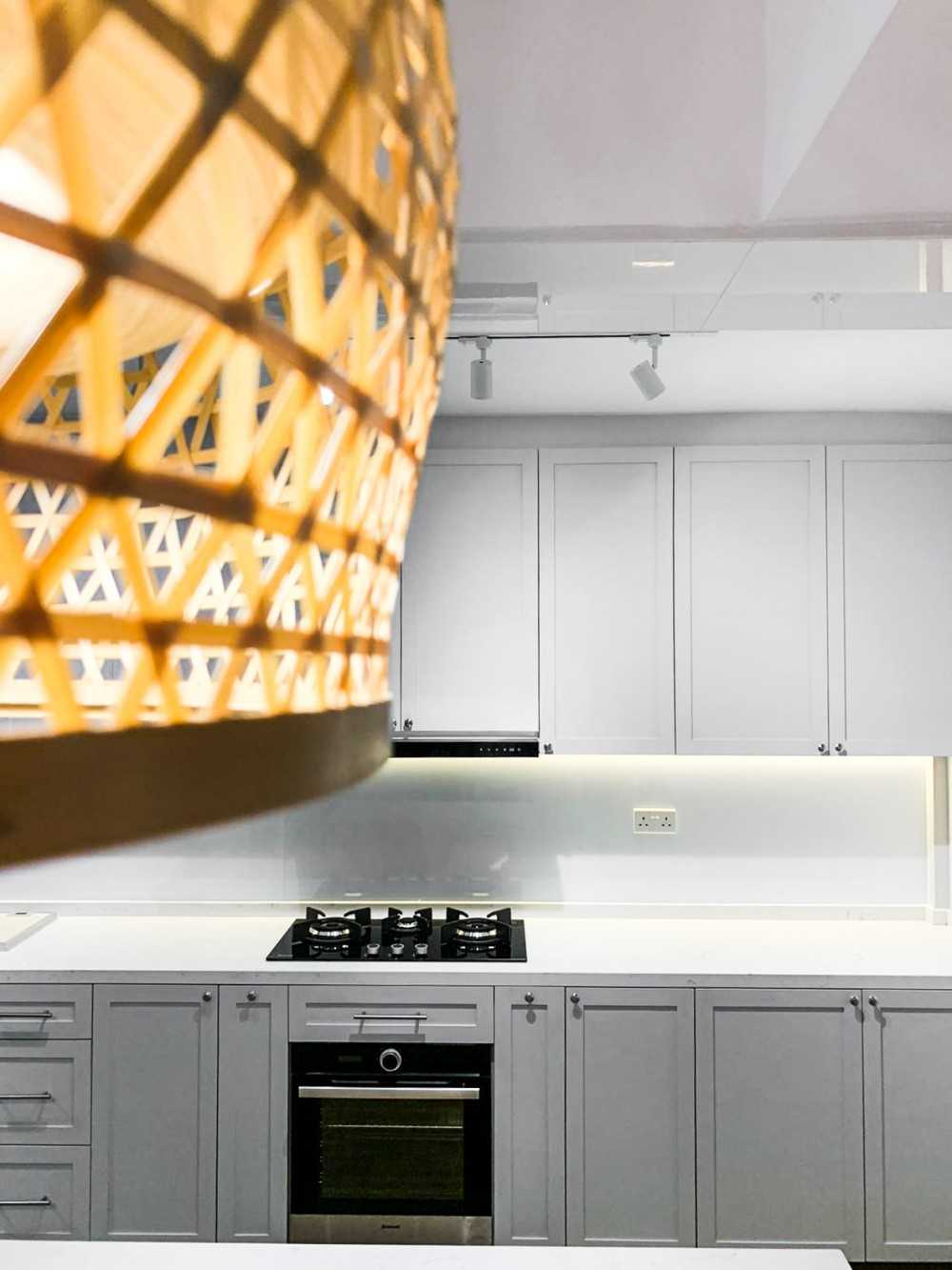 Contemporary Kitchen with Kitchen Backsplash and Kitchen Cabinets
