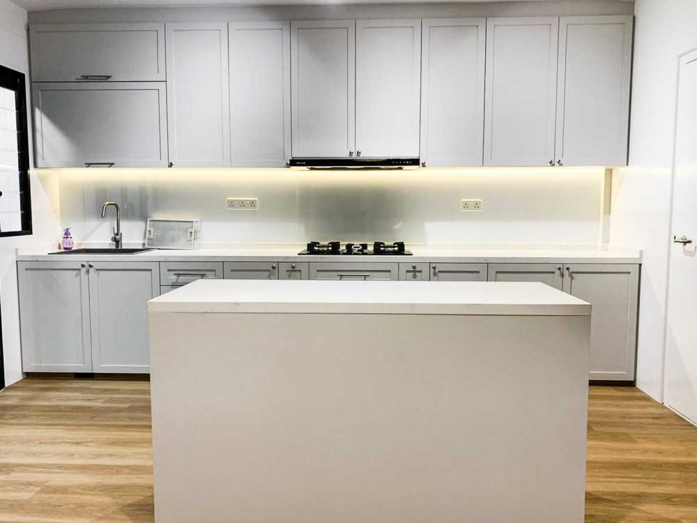 Contemporary Kitchen with Vinyl Flooring and Kitchen Island