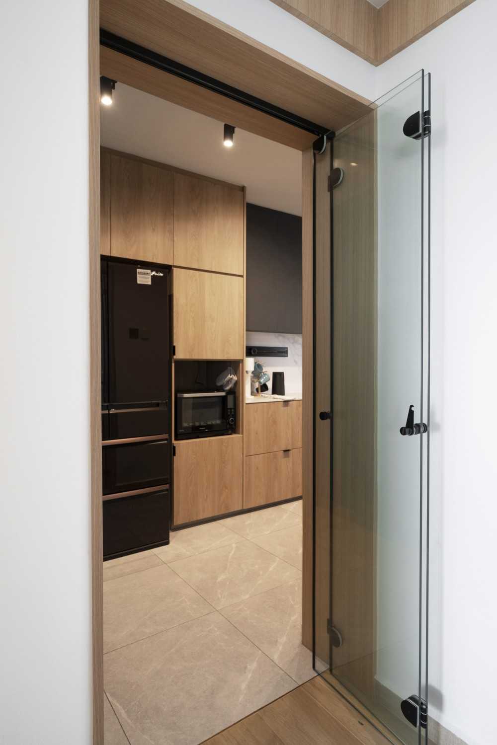 Scandinavian Kitchen with Homogeneous Tiles and Glass Door