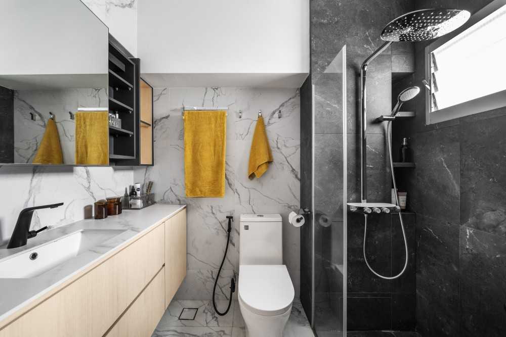 Scandinavian Bathroom with Homogeneous Tiles and Marble Floor