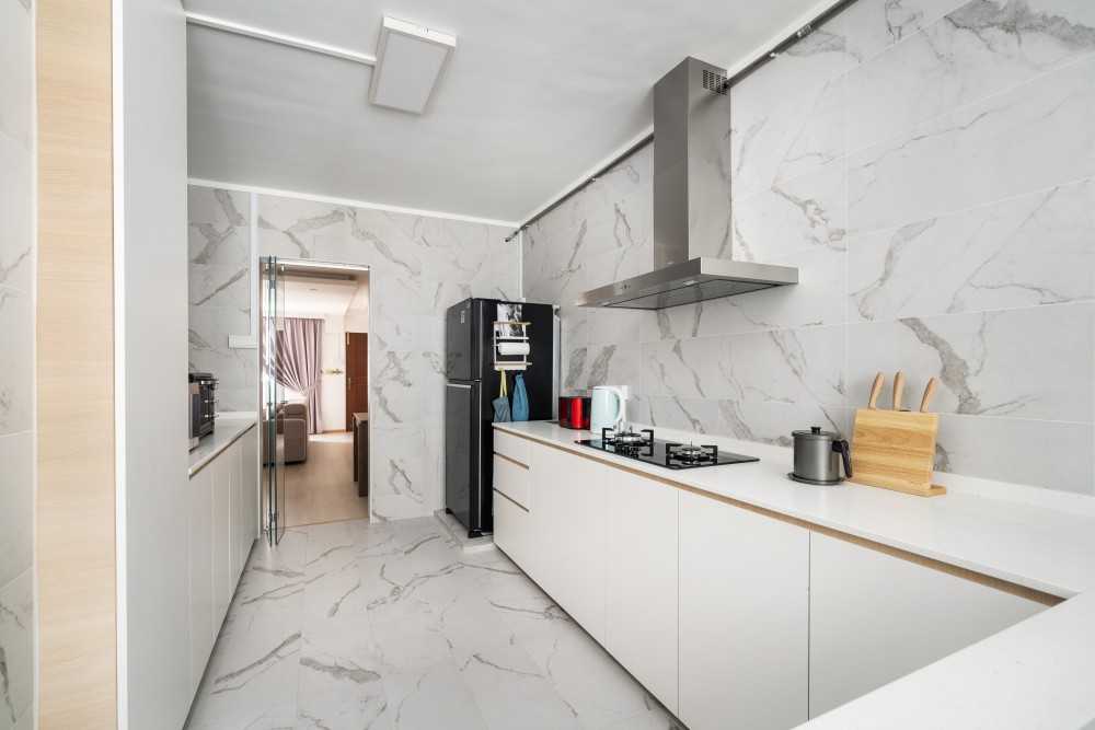 Minimalist Kitchen with Marble Floor and Kitchen Backsplash