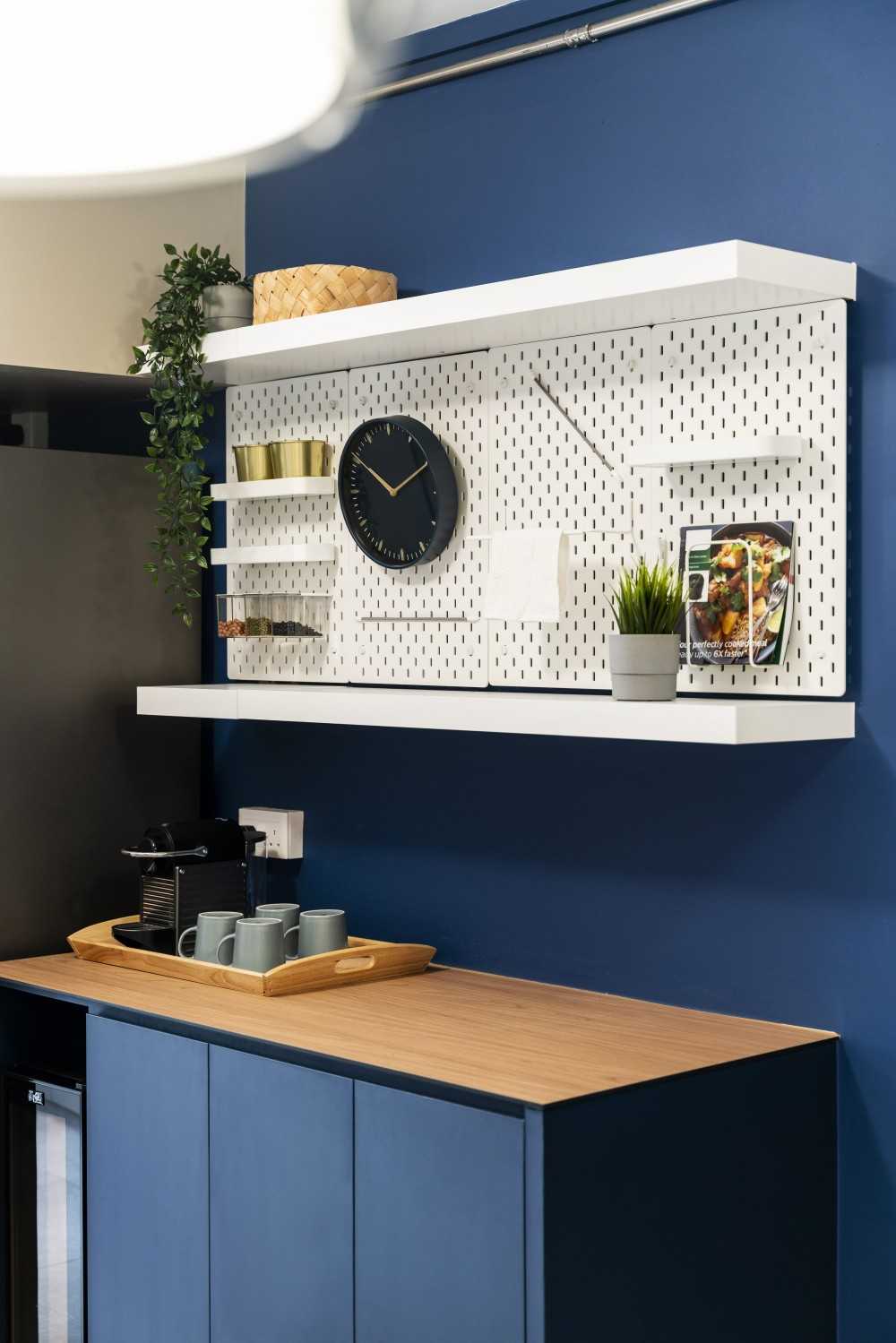 Modern Kitchen with Countertop and Homogeneous Tiles