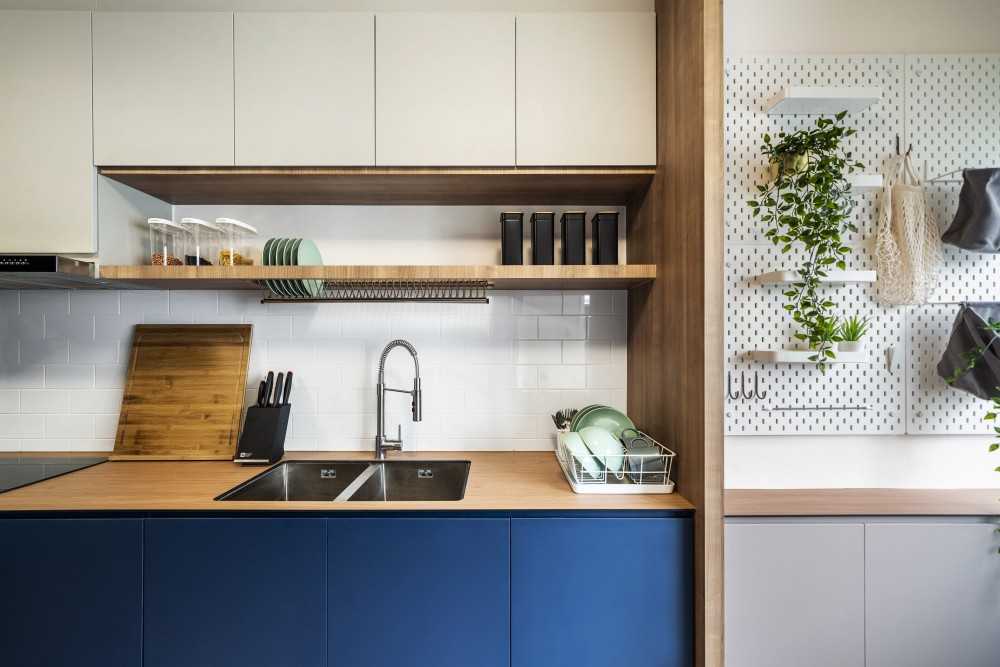 Modern Kitchen with Homogeneous Tiles and Kitchen Backsplash
