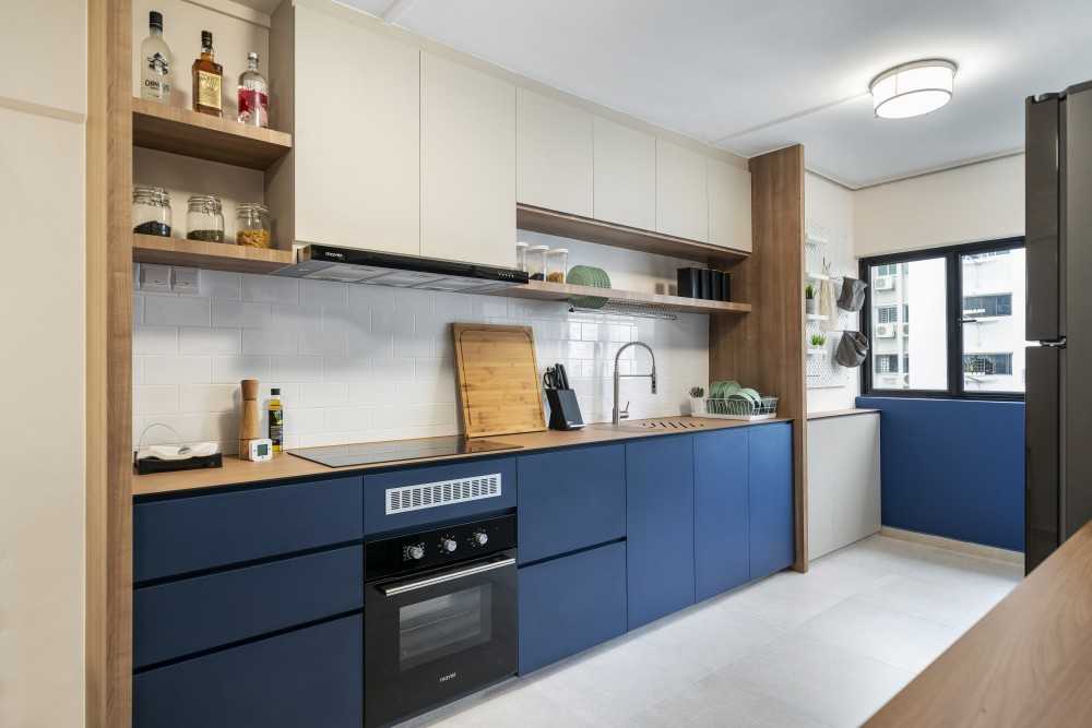 Modern Kitchen with Countertop and Homogeneous Tiles