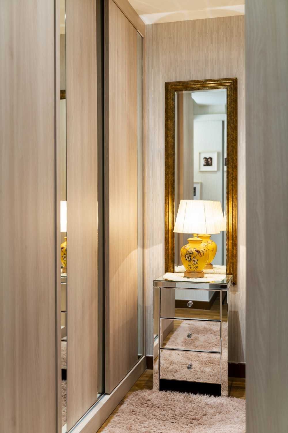Modern Walk-in Wardrobe with Mirror and Wardrobe