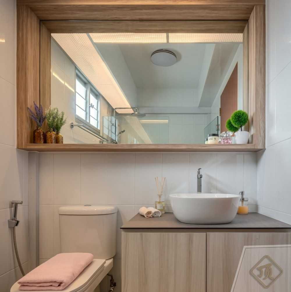 Contemporary Bathroom with Mirror and Bathroom Accessories