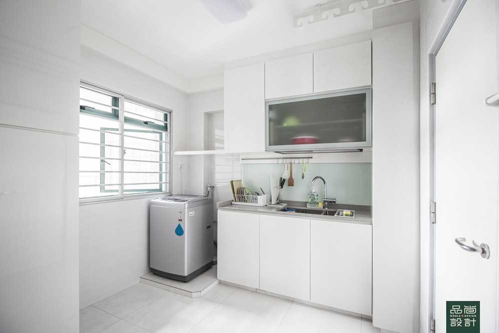Modern Kitchen with Countertop and Homogeneous Tiles