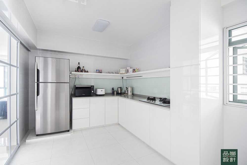 Modern Kitchen with Countertop and Homogeneous Tiles
