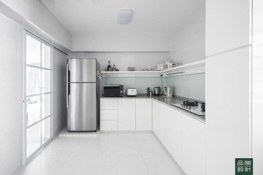 Modern Kitchen with Countertop and Homogeneous Tiles