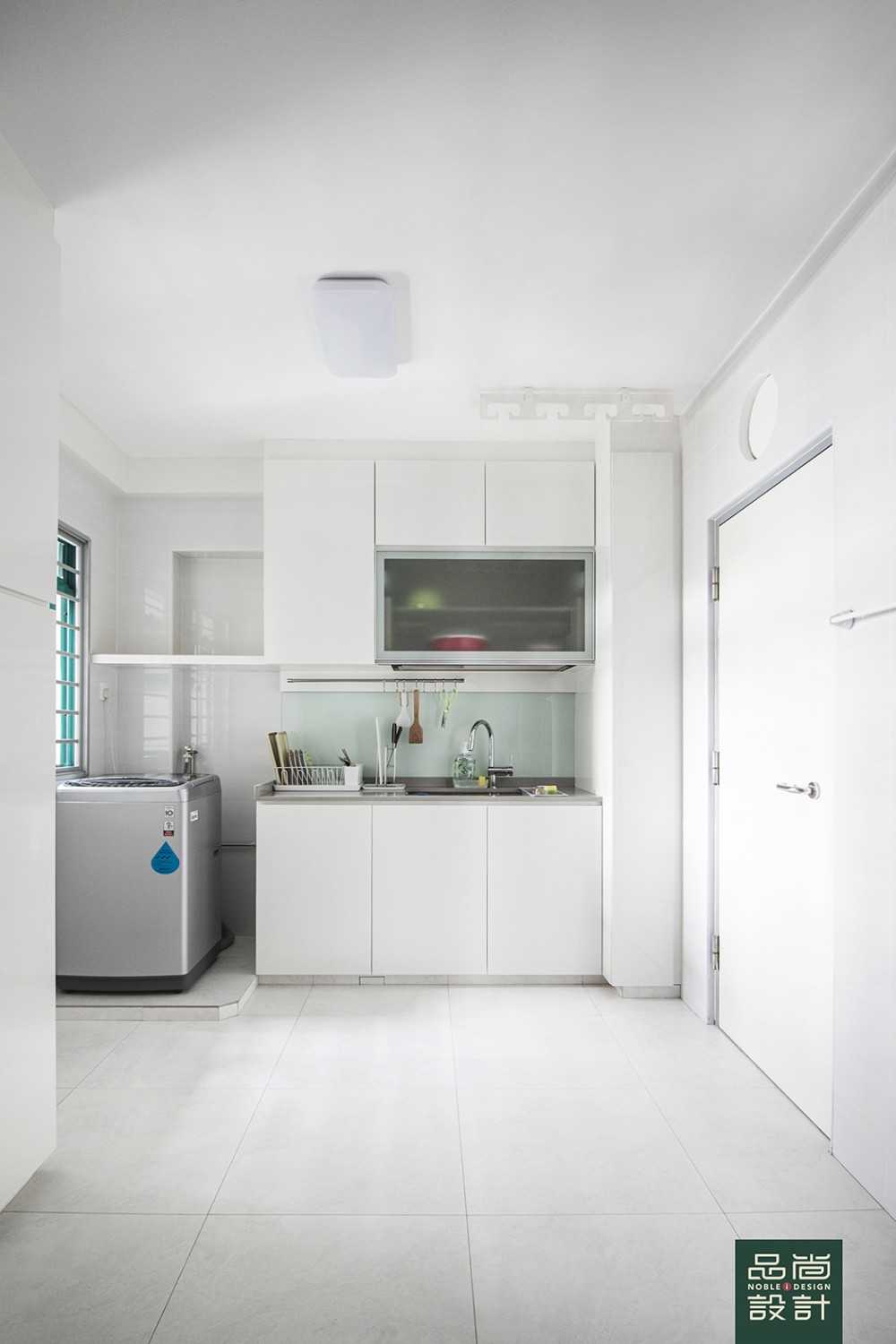 Modern Kitchen with Countertop and Homogeneous Tiles