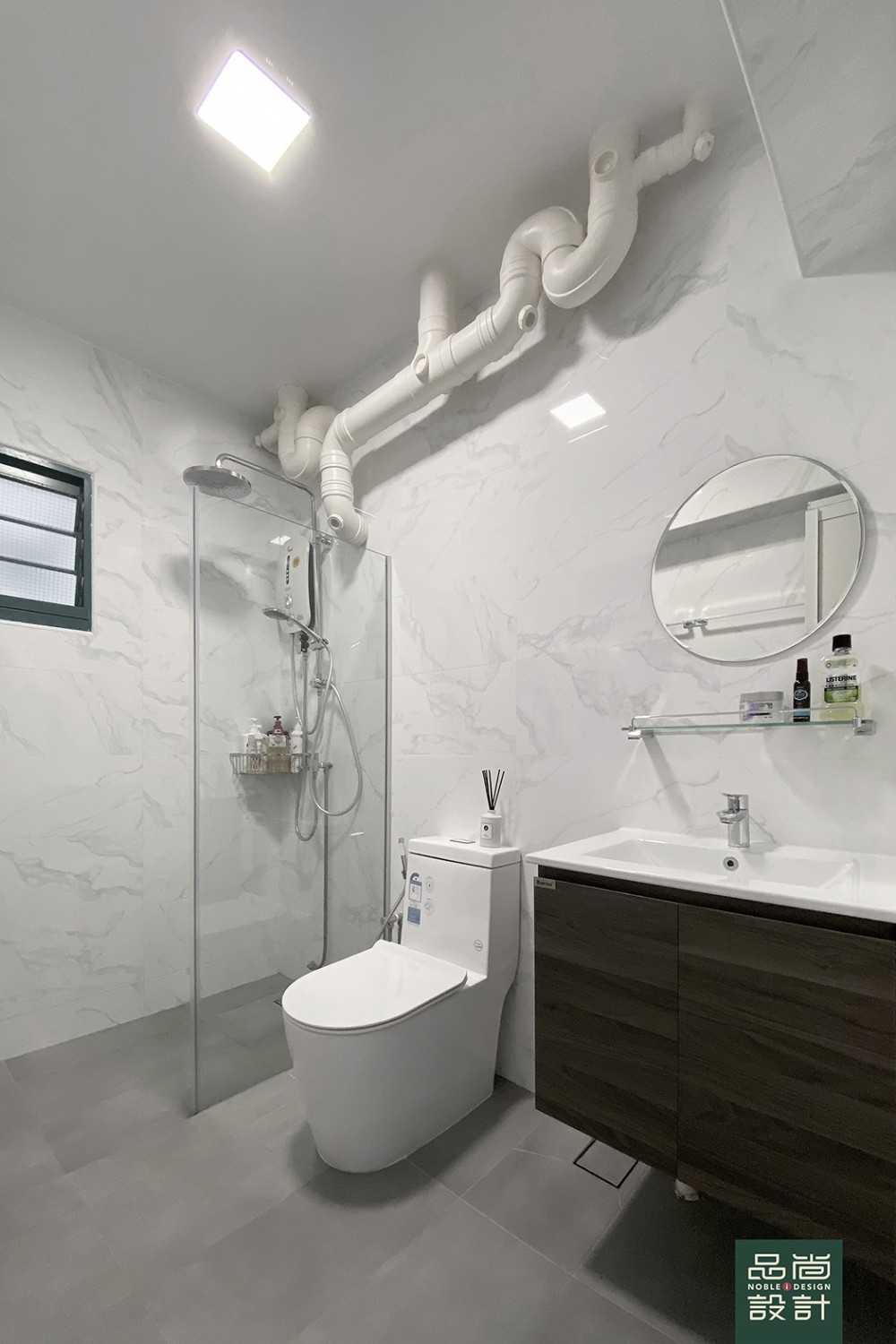 Modern Bathroom with Countertop and Homogeneous Tiles