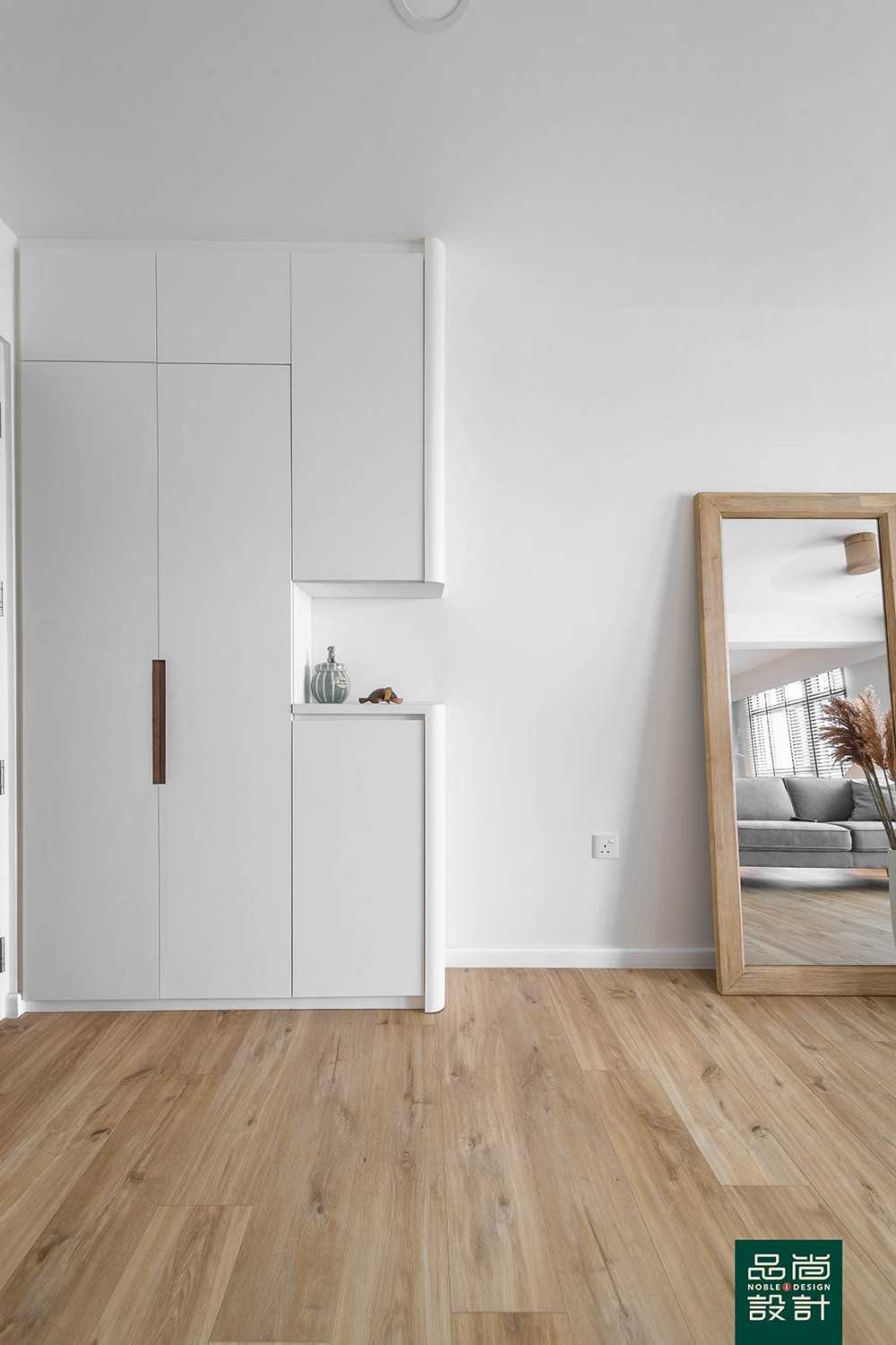 Modern Foyer with Vinyl Flooring and Mirror