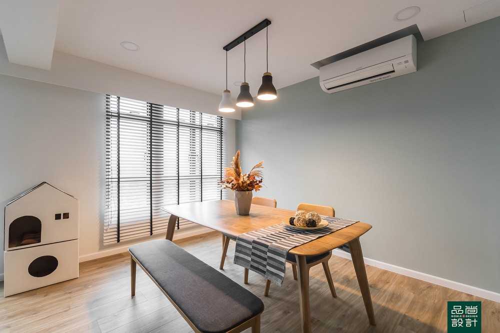 Modern Dining Room with Vinyl Flooring and Dining Table