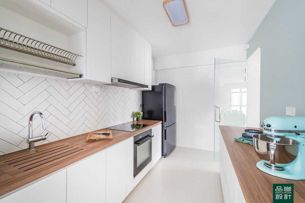 Modern Kitchen with Countertop and Homogeneous Tiles