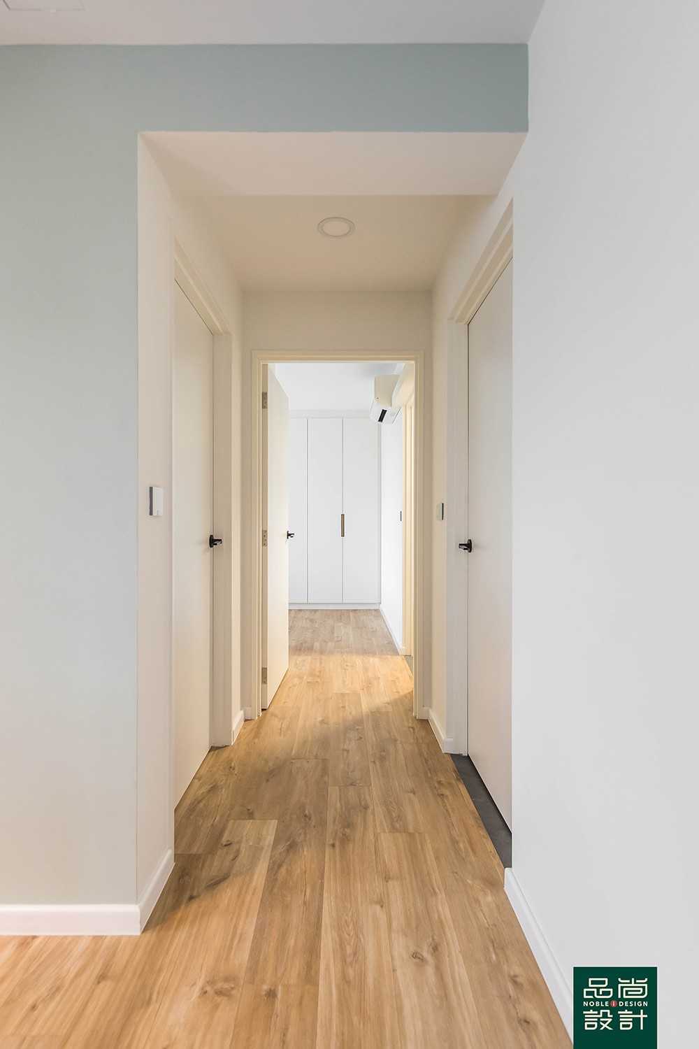 Modern Hallway with Vinyl Flooring and Wardrobe