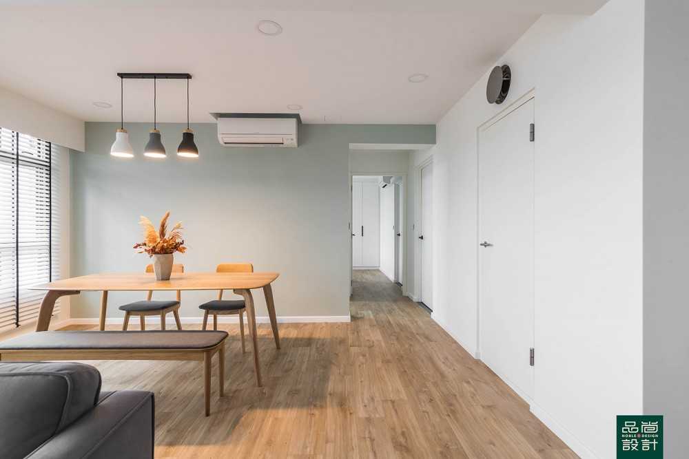 Modern Dining Room with Vinyl Flooring and Paintings