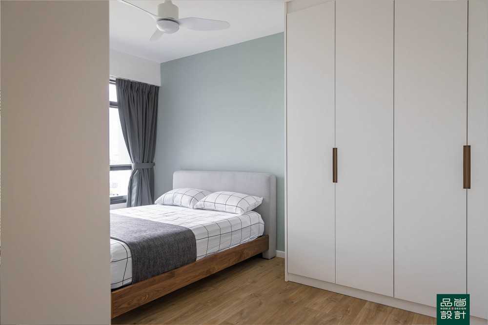 Modern Bedroom with Vinyl Flooring and Wardrobe