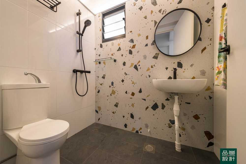 Modern Bathroom with Homogeneous Tiles and Mirror
