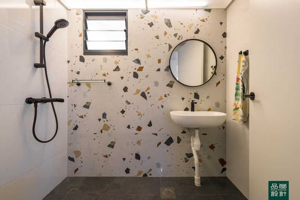 Modern Bathroom with Homogeneous Tiles and Mirror