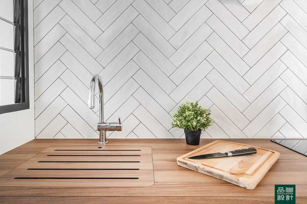 Modern Kitchen with Countertop and Homogeneous Tiles