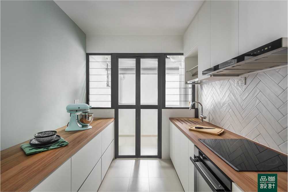 Modern Kitchen with Countertop and Homogeneous Tiles