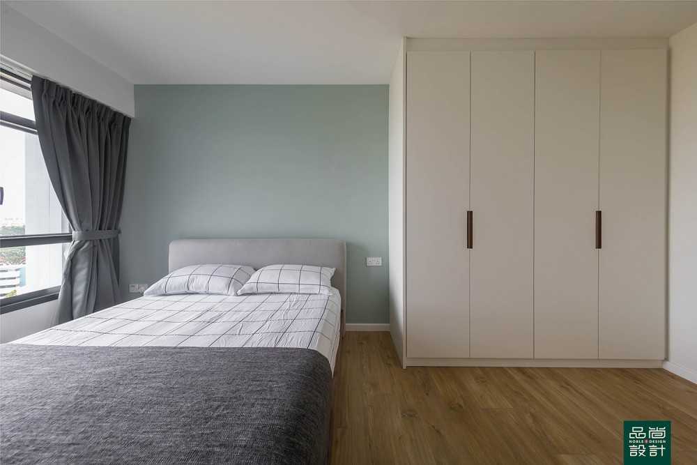 Modern Bedroom with Vinyl Flooring and Wardrobe