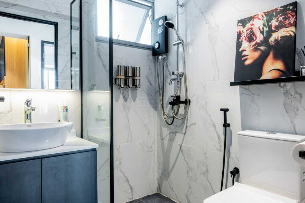 Contemporary Bathroom with Mirror and Bathroom Storage