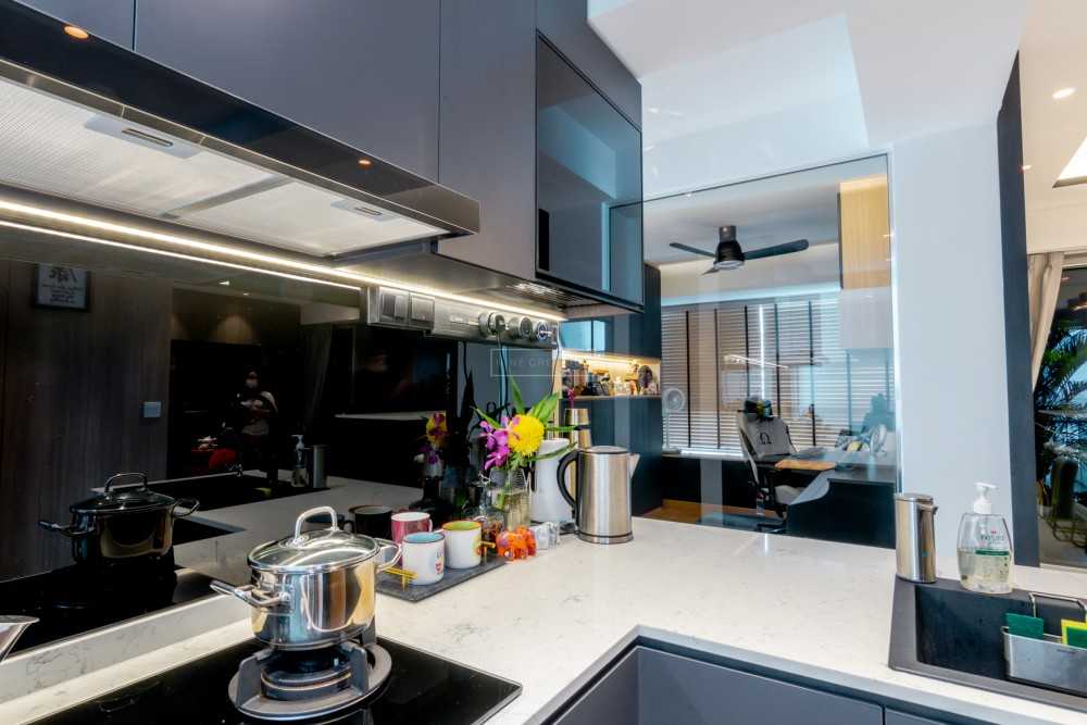 Contemporary Kitchen with Countertop and Kitchen Island