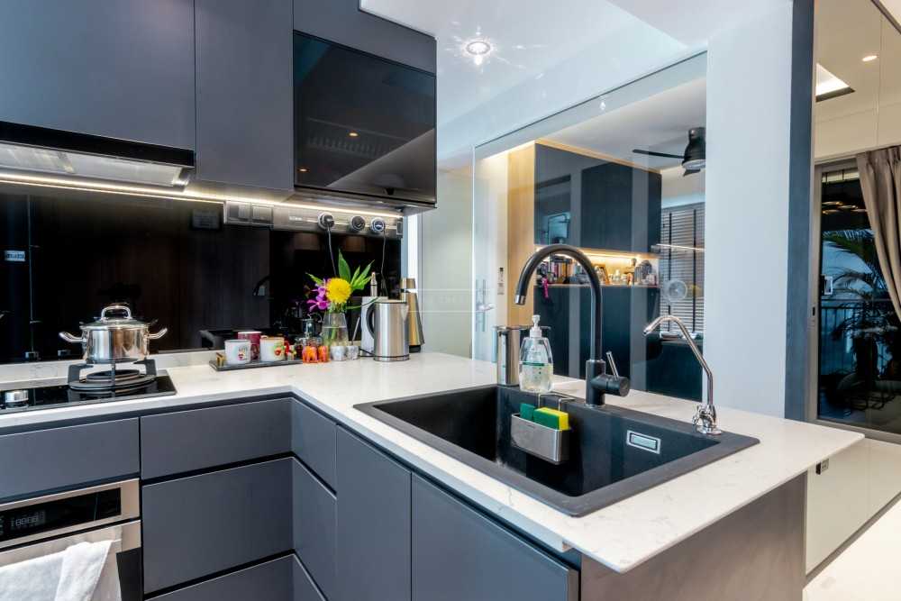 Contemporary Kitchen with Countertop and Kitchen Island