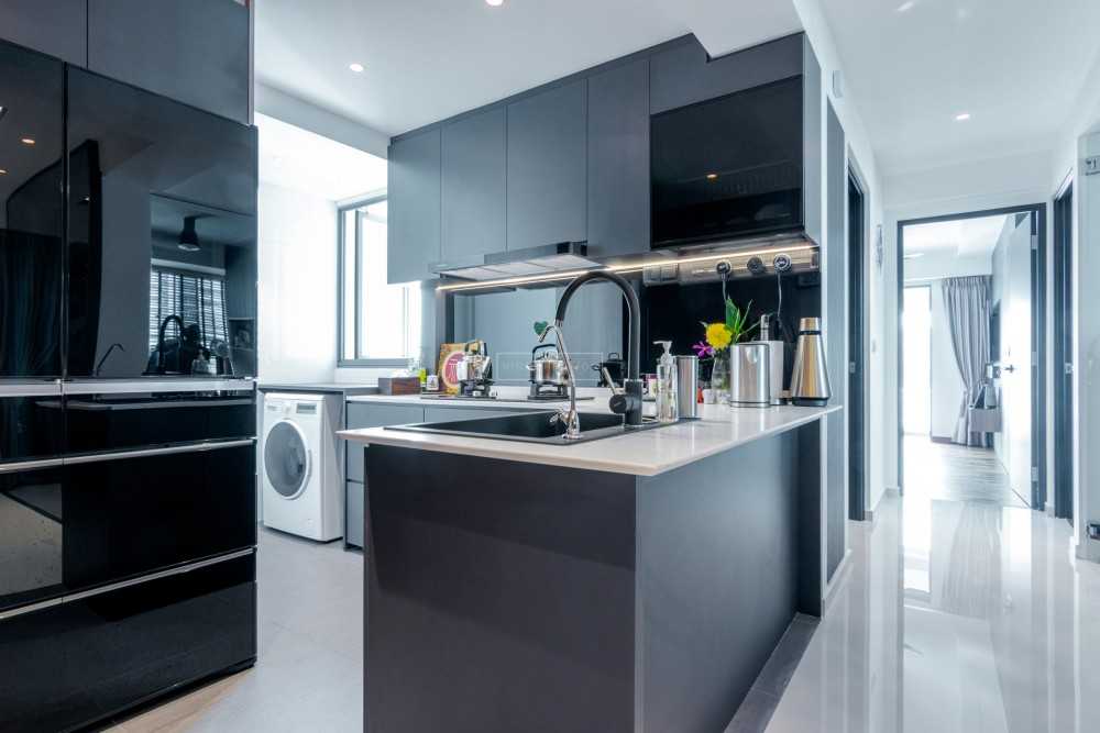 Contemporary Kitchen with Countertop and Kitchen Island