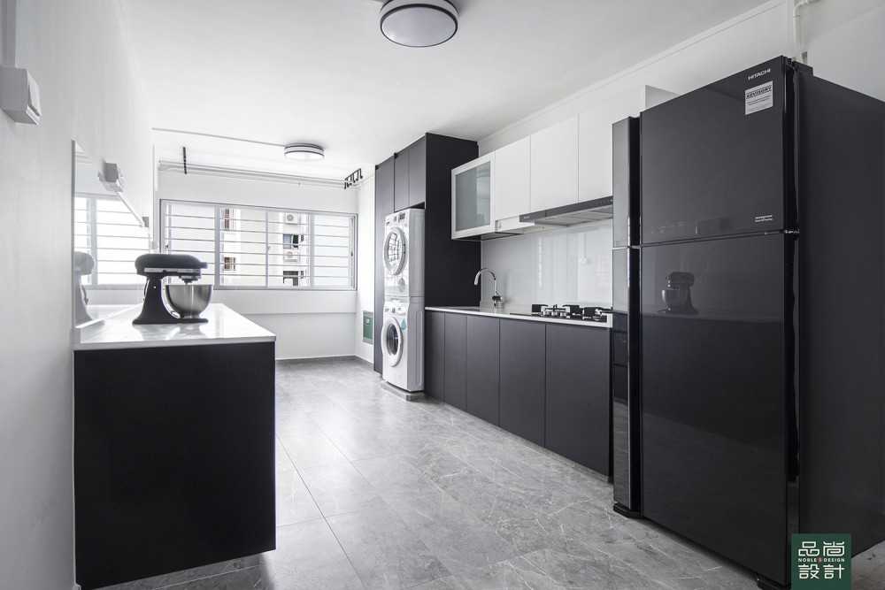 Modern Kitchen with Countertop and Homogeneous Tiles