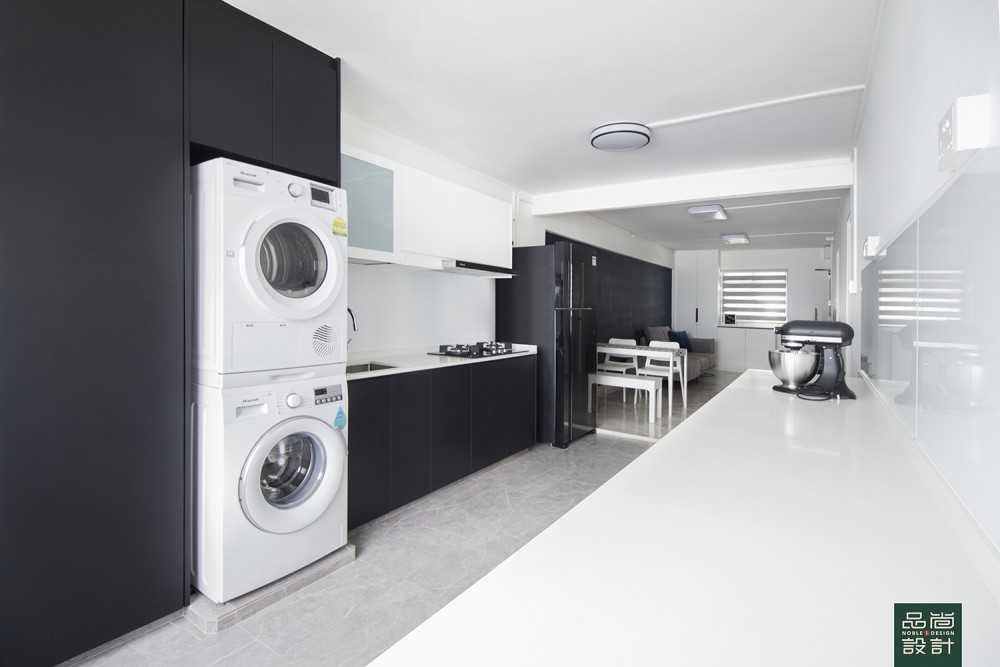 Modern Kitchen with Countertop and Homogeneous Tiles