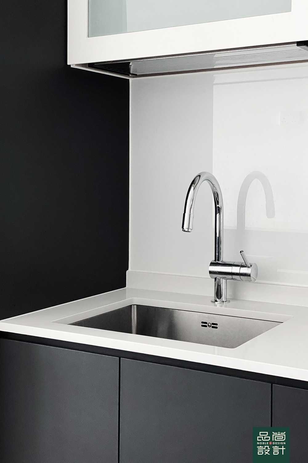 Modern Kitchen with Countertop and Kitchen Backsplash