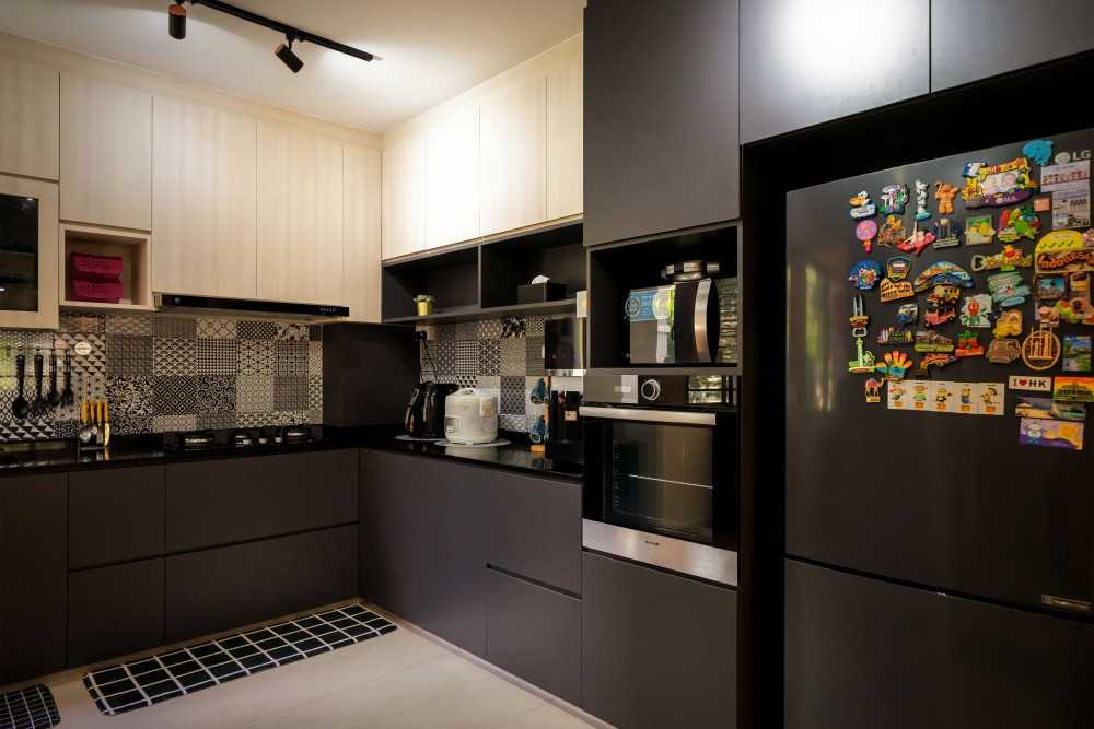Contemporary Kitchen with Countertop and Homogeneous Tiles