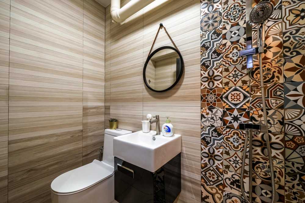Contemporary Bathroom with Homogeneous Tiles and Mirror