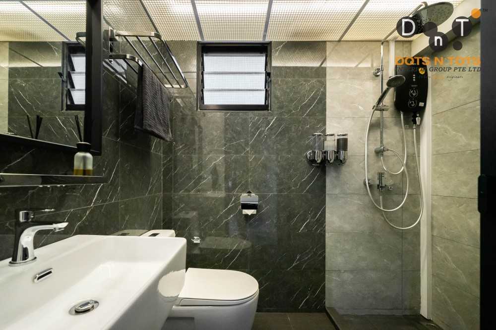 Contemporary Bathroom with Homogeneous Tiles and Mirror