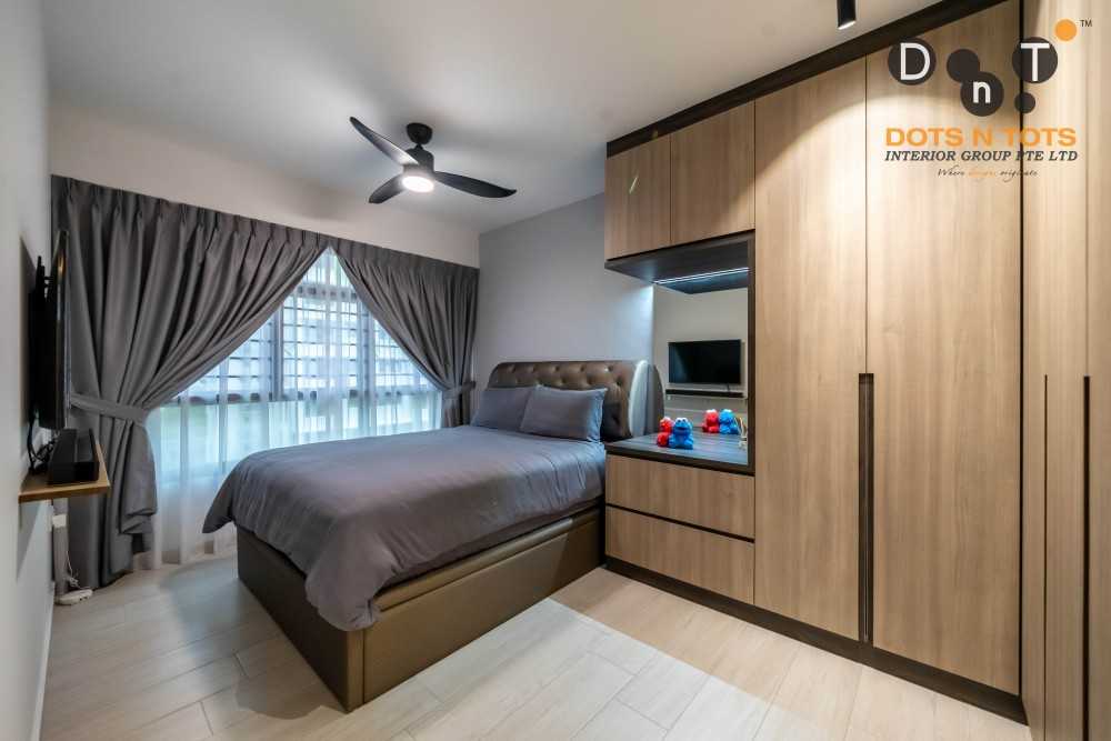 Contemporary Bedroom with Vinyl Flooring and Wardrobe