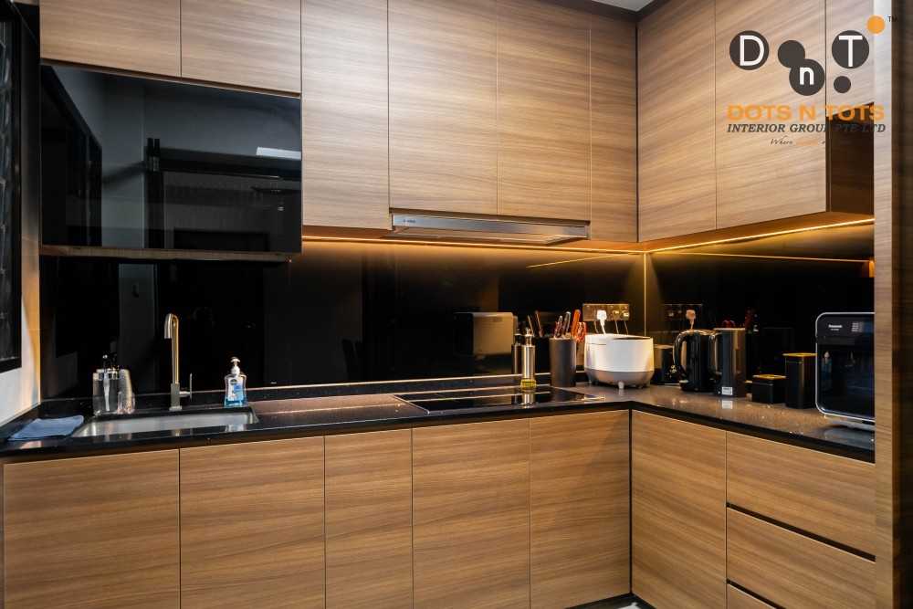 Contemporary Kitchen with Homogeneous Tiles and Granite Floor