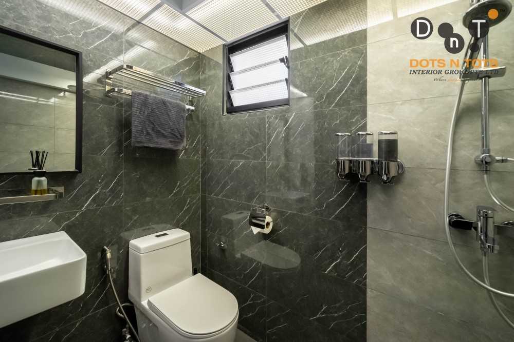 Contemporary Bathroom with Homogeneous Tiles and Shower Screen