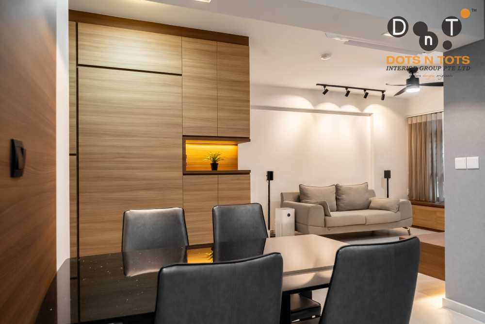 Contemporary Dining Room with Dining Table and Dining Chairs